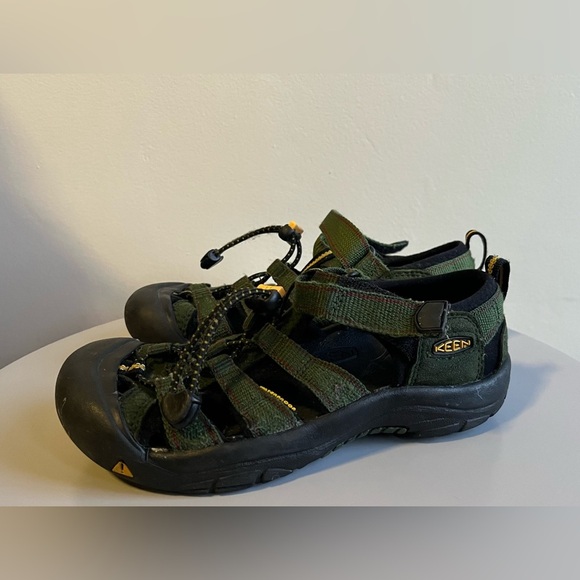 Keen Water Shoes Sandals, Dark Forest Green. Youth Size 3 - Picture 3 of 7